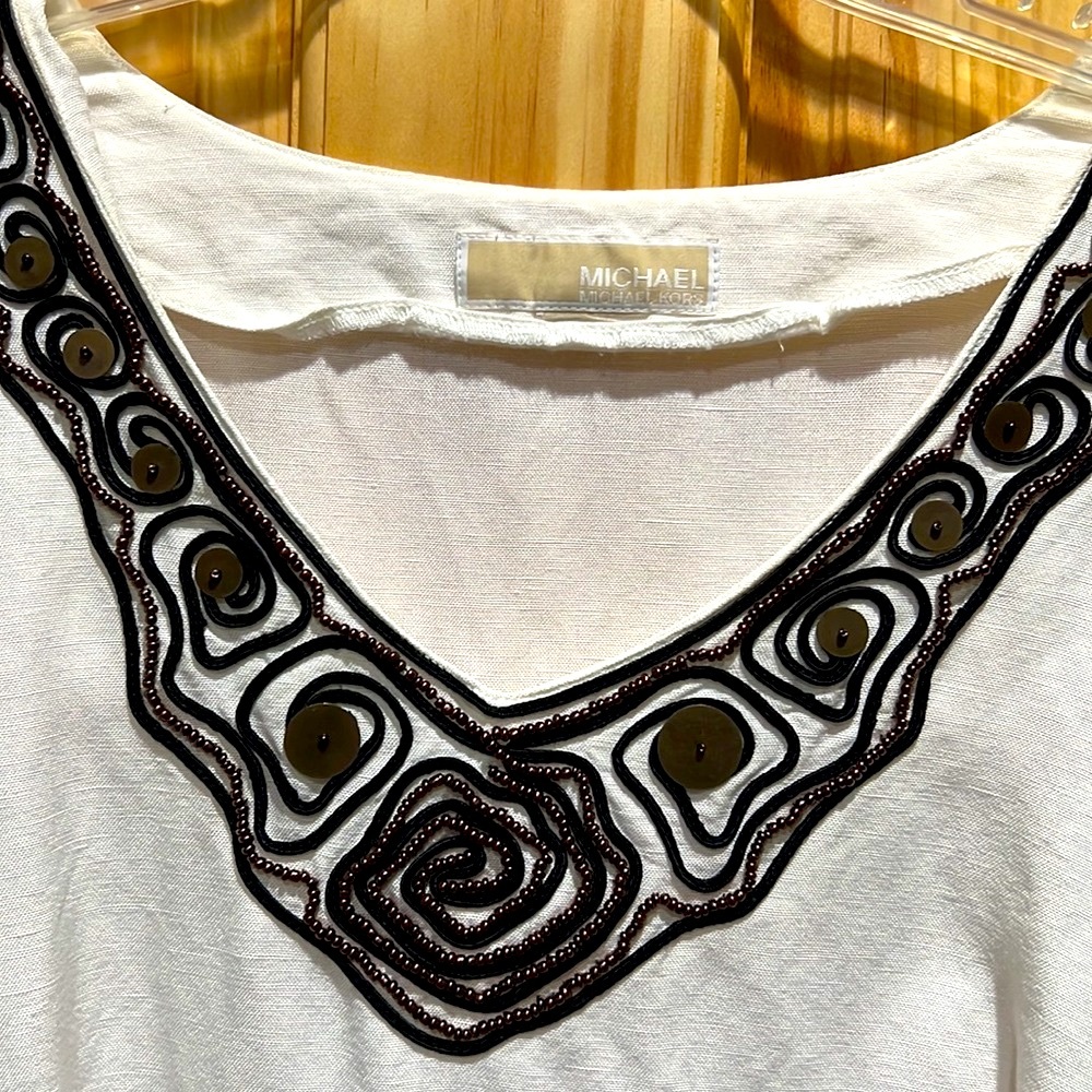 Michael Kors white linen top with pretty embroidery. Size 1X.